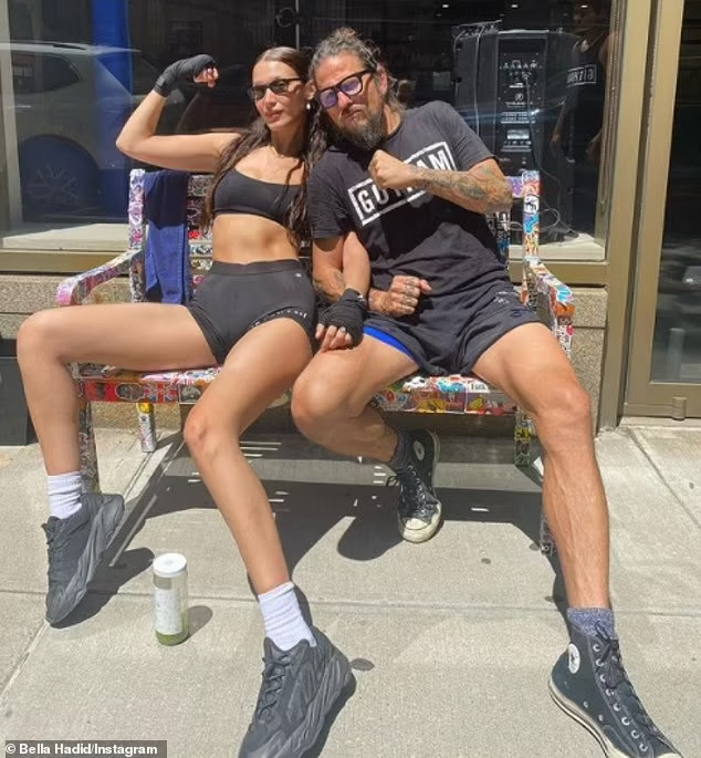 Bella Hadid khoe vòng eo cực phẩm trên đường phố khiến netizen xuýt xoa - Hình 2
