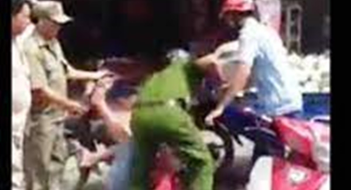 Công an quật ngã, còng tay thanh niên cãi bướng ra đường giờ giới nghiêm - Hình 3