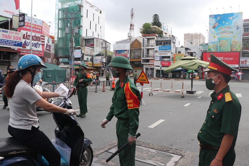 Công an quật ngã, còng tay thanh niên cãi bướng ra đường giờ giới nghiêm - Hình 2