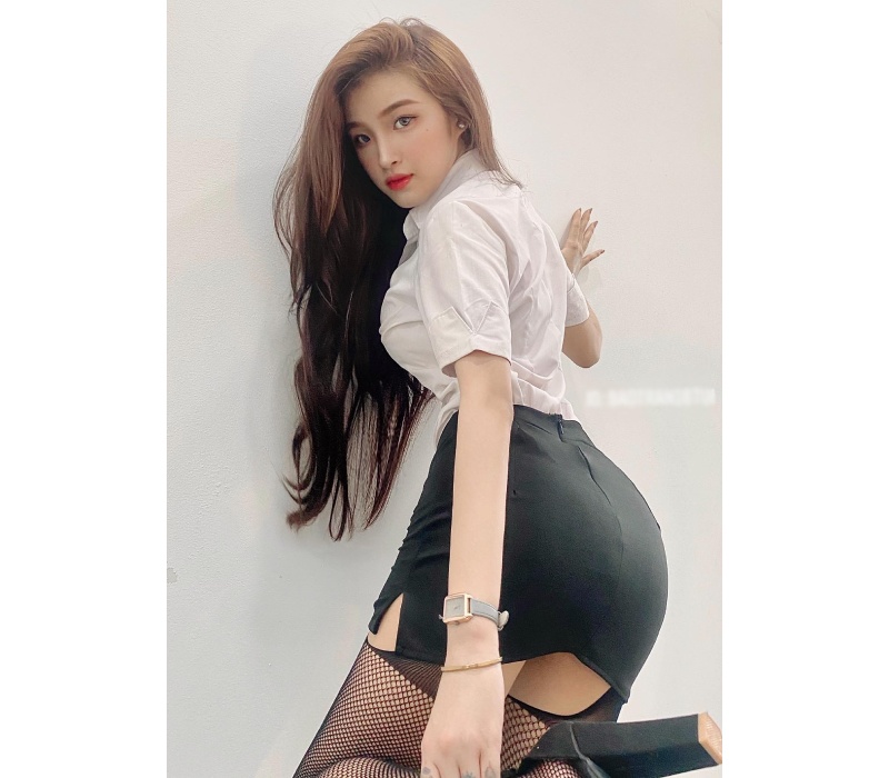 Diện cây đồ ngắn hết cỡ, hotgirl 2k2 khoe được thềm ngực lẫn vòng 3 quả đào - Hình 6