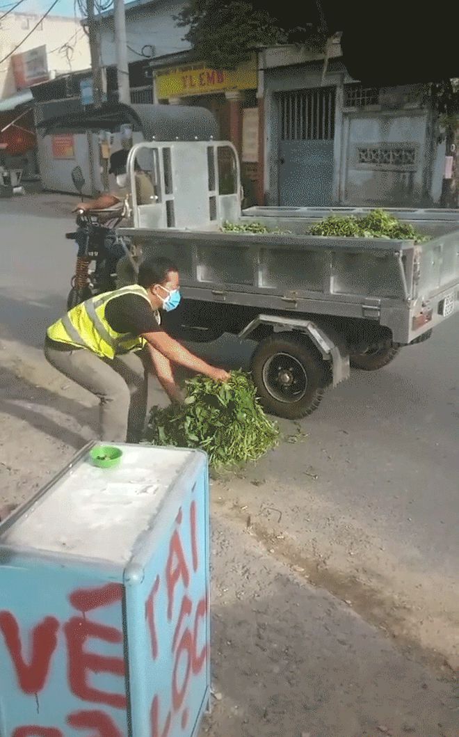 Người phụ nữ chê rau cứu trợ là đồ cho heo ăn khiến dân mạng tranh cãi nảy lửa: Cách cho chưa đúng hay lòng tự ái quá cao? - Hình 3