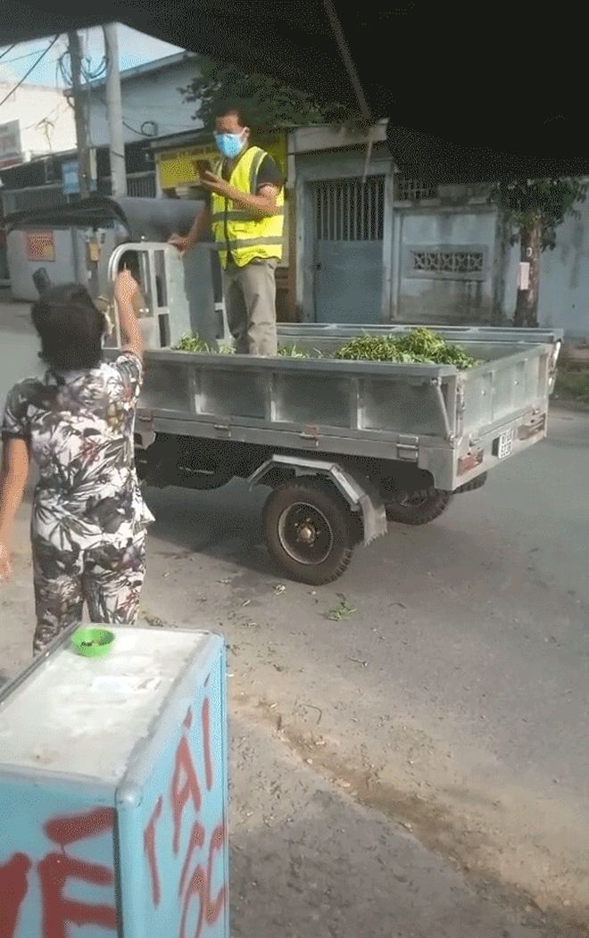 Người phụ nữ chê rau cứu trợ là đồ cho heo ăn khiến dân mạng tranh cãi nảy lửa: Cách cho chưa đúng hay lòng tự ái quá cao? - Hình 4