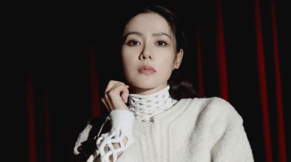 Son Ye Jin đẹp ngất ngây trong loạt ảnh mới: Mặt đẹp sang chảnh như tài phiệt, nhìn xuống chân dài nuột nà còn choáng hơn - Hình 3