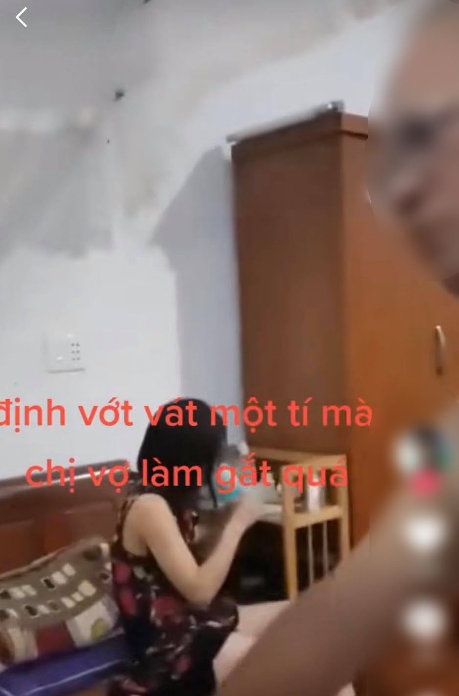 Vợ bắt quả tang chồng già và gái lạ trên giường, thái độ của tiểu tam mới sốc - Hình 1
