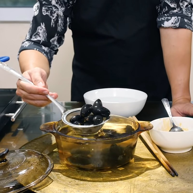 2 cách làm thịt kho trám đen và thịt kho trám xanh thơm ngon khó cưỡng - Hình 8