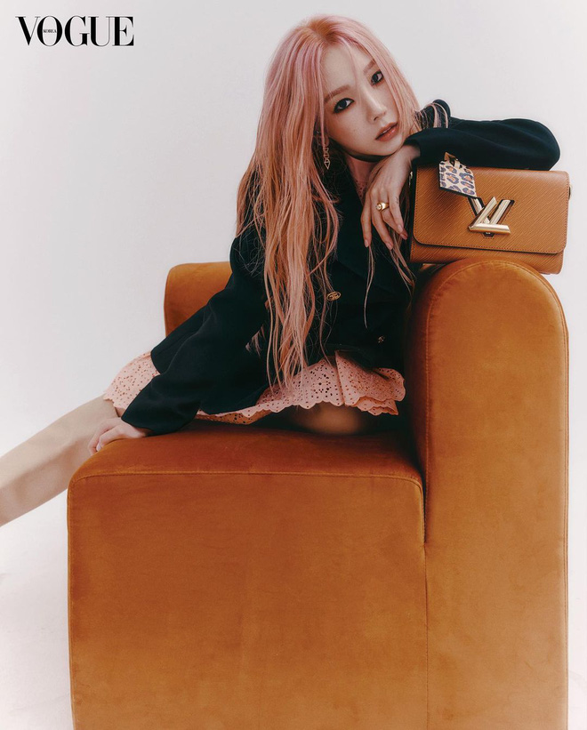Bức ảnh tiên tri 14 năm trước: Taeyeon chụp với 3 đứa trẻ, giờ cả 3 thành idol, choáng hơn là màn hack tuổi của nữ ca sĩ - Hình 16