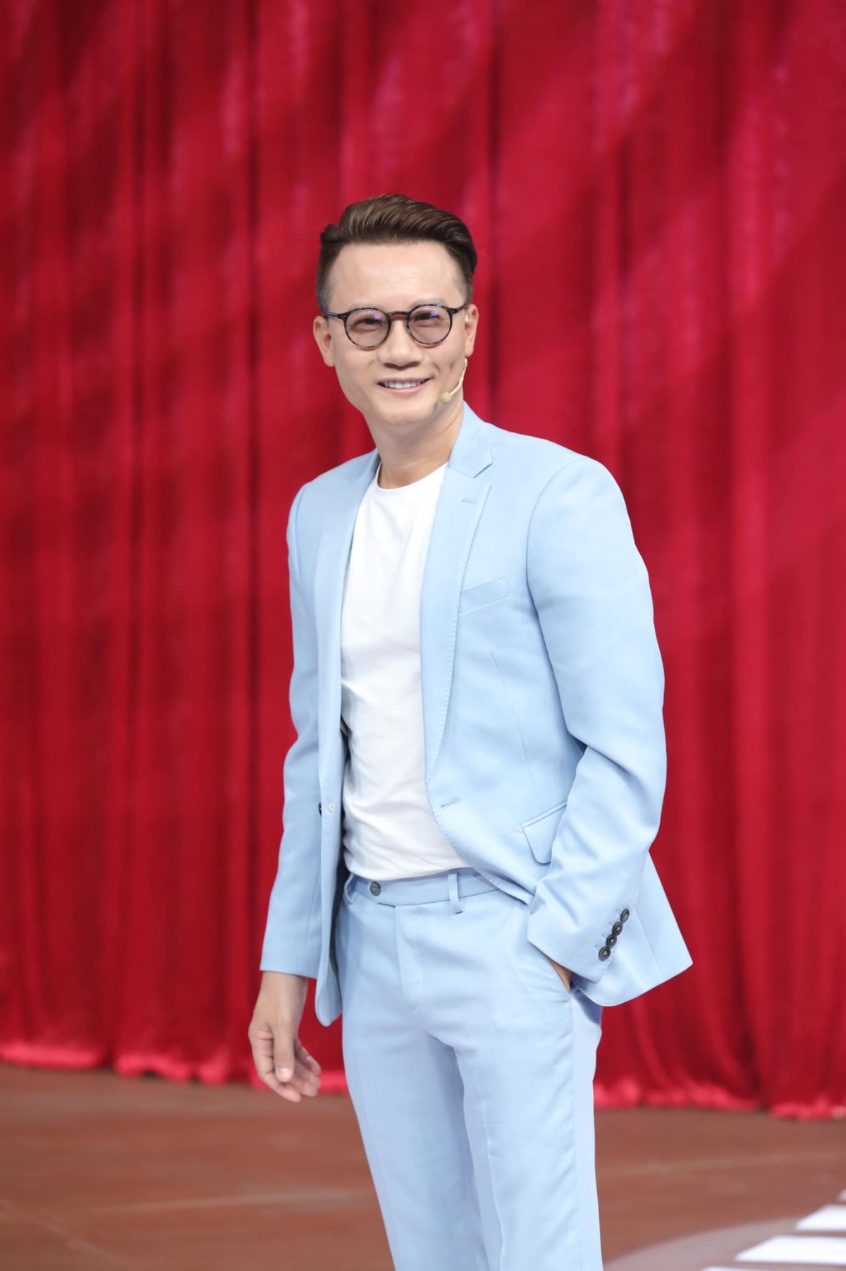 Ca sĩ Hoàng Bách: Hát để sẻ chia giống phao cứu sinh giúp đỡ người khó khăn do Covid-19 - Hình 2