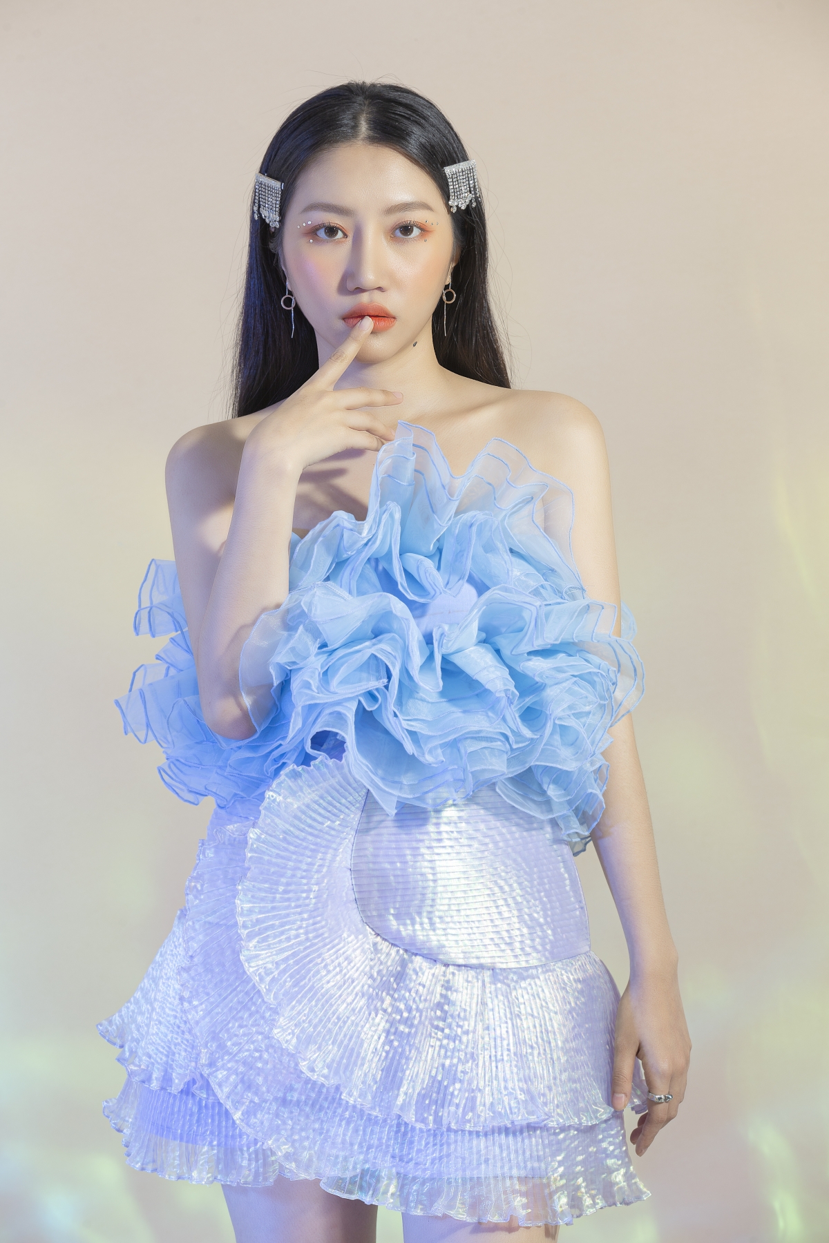 Ca sĩ Hoàng Bách: Hát để sẻ chia giống phao cứu sinh giúp đỡ người khó khăn do Covid-19 - Hình 3