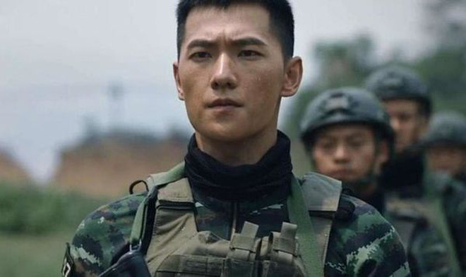 Dương Dương mặt mũi lấm lem, bị đánh rách cả mặt trong poster Đặc Chiến Vinh Diệu - Hình 2