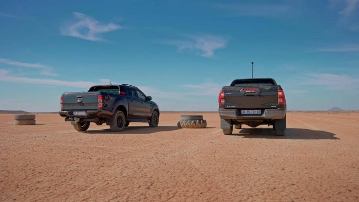 Màn đua tốc độ giữa Ford Ranger 2021 và Toyota Hilux 2019 - Hình 1