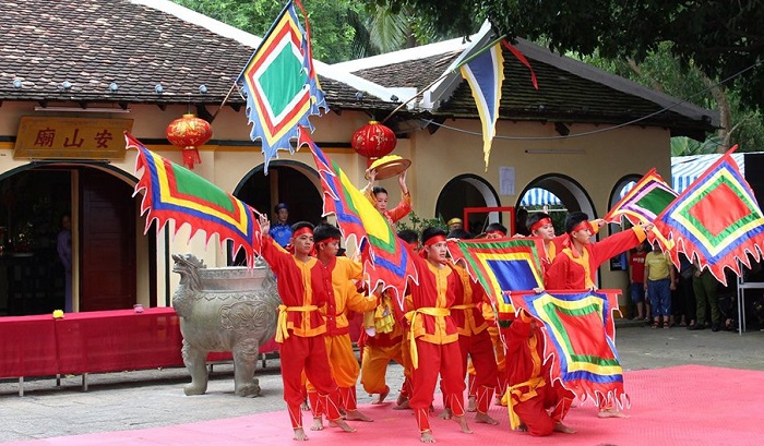 Miếu Bà Phi Yến ở Côn Đảo - địa điểm linh thiêng và cầu duyên nổi tiếng - Hình 2