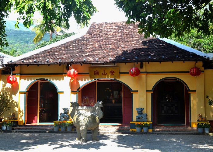 Miếu Bà Phi Yến ở Côn Đảo - địa điểm linh thiêng và cầu duyên nổi tiếng - Hình 1