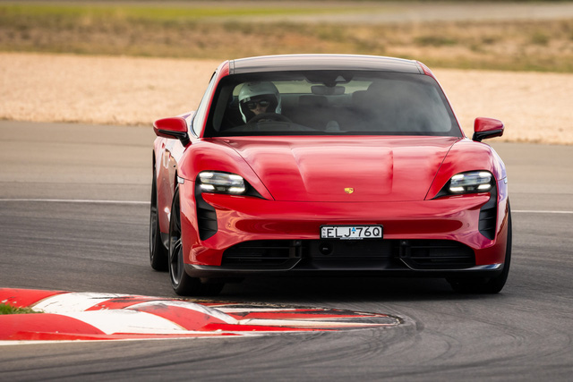 Mới về Việt Nam vài chiếc nhưng Porsche Taycan đang là hàng hot trên thế giới, cháy hàng không kịp giao trong nửa năm - Hình 2