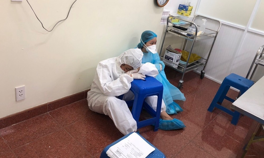Ngăn y bác sĩ bỏ việc trước khi tước chứng chỉ hành nghề - Hình 1