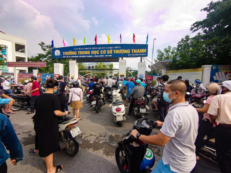 Nhiều điểm tiêm chủng tại Hà Nội đông nghẹt, chen lấn - Hình 1