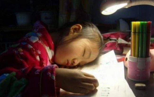 Nửa đêm phụ huynh nhắn hỏi Cô giáo đã ngủ chưa? liền bị cô đá khỏi nhóm chat, nghe lý do không biết ai đúng ai sai - Hình 2
