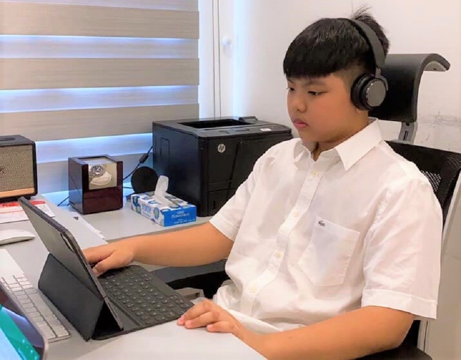 Phụ huynh lo lắng vì con ngồi nhiều giờ trước máy tính khi học trực tuyến - Hình 1