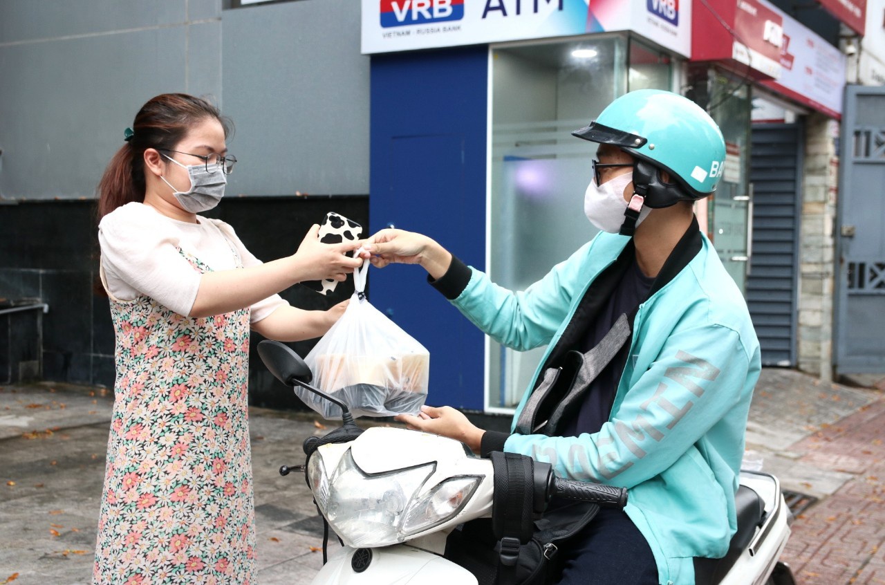 Phường lập biên bản, yêu cầu một quán ăn tạm ngưng bán đến khi đủ điều kiện quy định - Hình 2