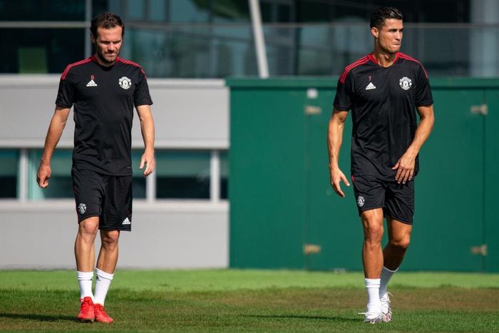 Sân Old Trafford thay đổi diện mạo trước ngày ra mắt Ronaldo - Hình 7