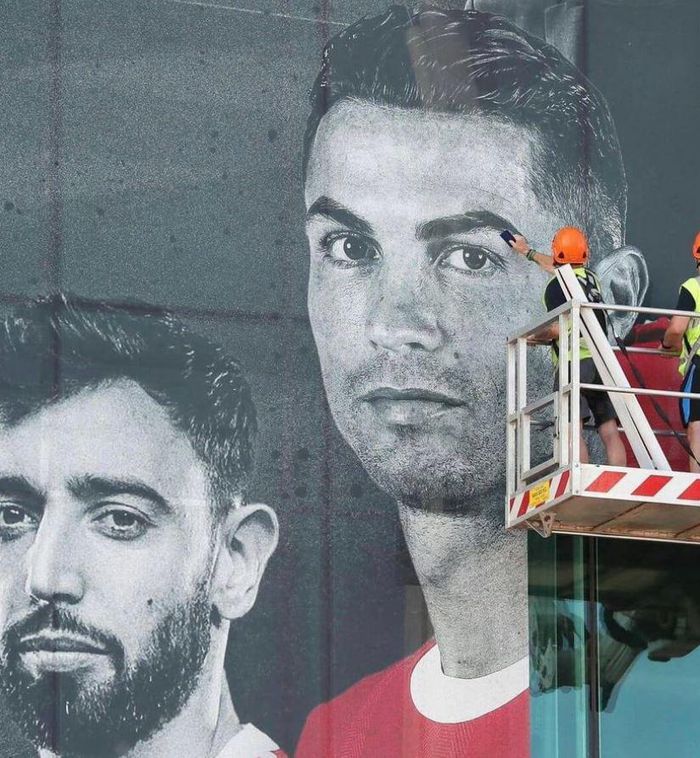 Sân Old Trafford thay đổi diện mạo trước ngày ra mắt Ronaldo - Hình 3