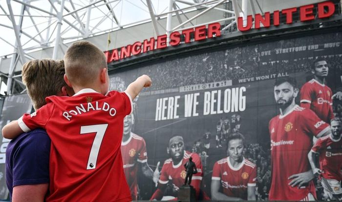 Sân Old Trafford thay đổi diện mạo trước ngày ra mắt Ronaldo - Hình 1