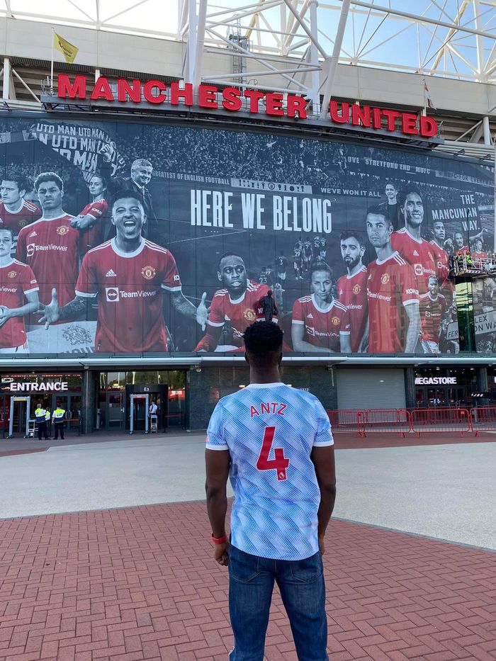 Sân Old Trafford thay đổi diện mạo trước ngày ra mắt Ronaldo - Hình 5