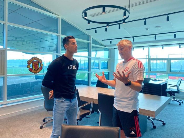 Sân Old Trafford thay đổi diện mạo trước ngày ra mắt Ronaldo - Hình 6