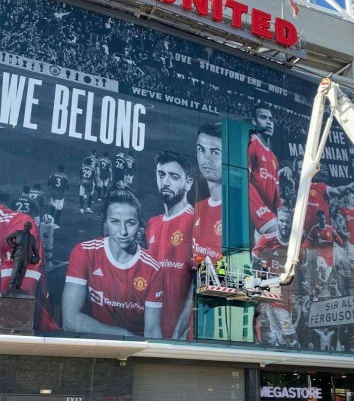 Sân Old Trafford thay đổi diện mạo trước ngày ra mắt Ronaldo - Hình 2