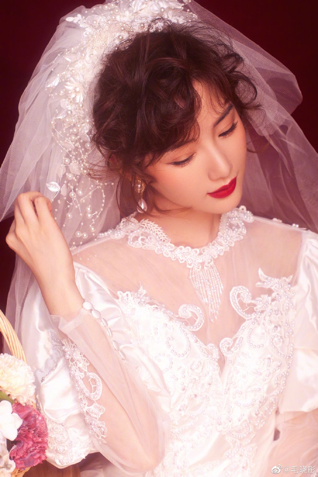 Sau Tống Tổ Nhi, đến lượt chị ba Mao Hiểu Đồng bùng nổ nhan sắc với loạt ảnh cưới theo phong cách retro trong Những đứa con nhà họ Kiều - Hình 7