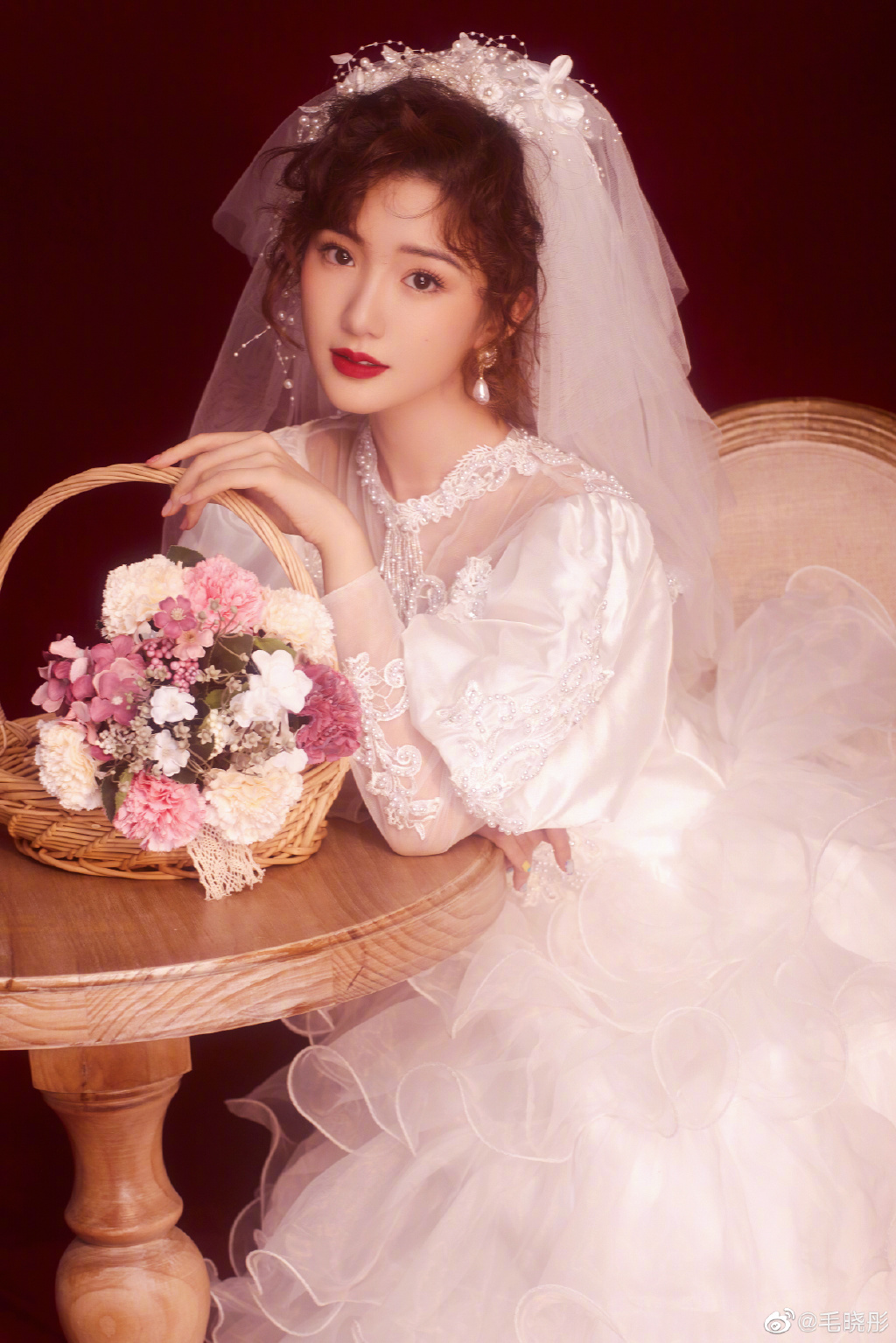 Sau Tống Tổ Nhi, đến lượt chị ba Mao Hiểu Đồng bùng nổ nhan sắc với loạt ảnh cưới theo phong cách retro trong Những đứa con nhà họ Kiều - Hình 5