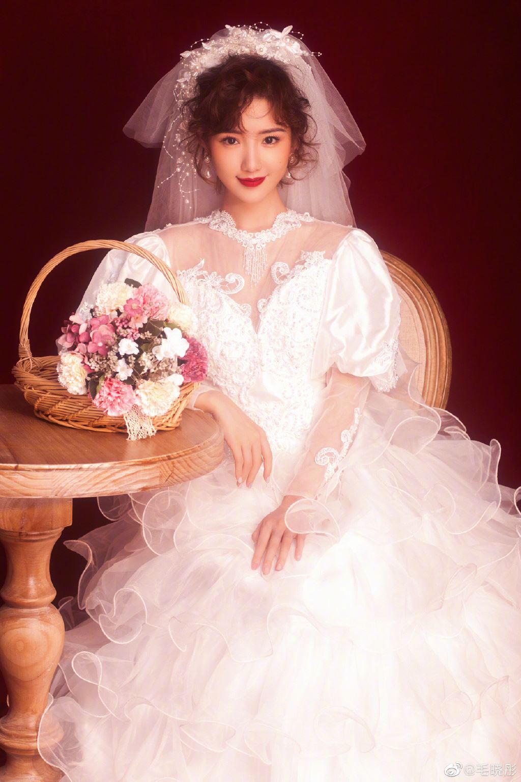 Sau Tống Tổ Nhi, đến lượt chị ba Mao Hiểu Đồng bùng nổ nhan sắc với loạt ảnh cưới theo phong cách retro trong Những đứa con nhà họ Kiều - Hình 4