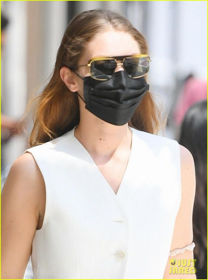 Siêu mẫu Gigi Hadid cài áo hờ hững khoe eo thon ra phố - Hình 2