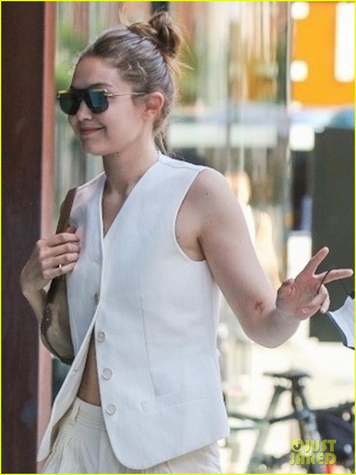 Siêu mẫu Gigi Hadid cài áo hờ hững khoe eo thon ra phố - Hình 4