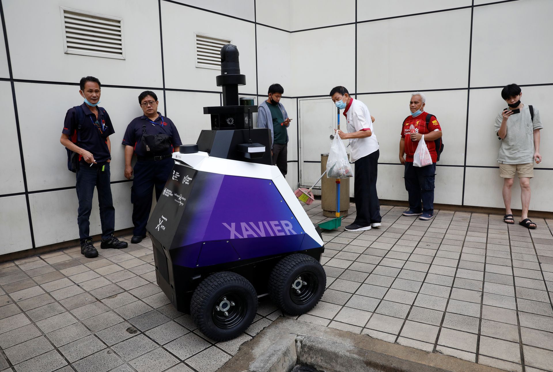 Singapore thử nghiệm robot giám sát hành vi xấu nơi công cộng - Hình 3