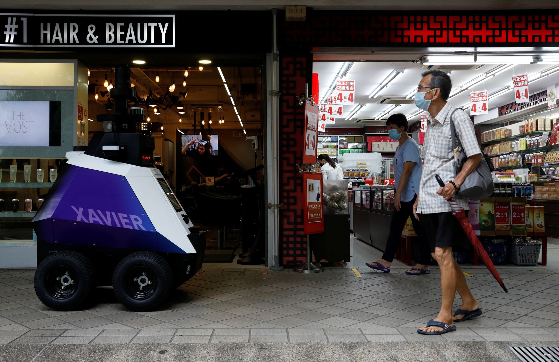 Singapore thử nghiệm robot giám sát hành vi xấu nơi công cộng - Hình 1