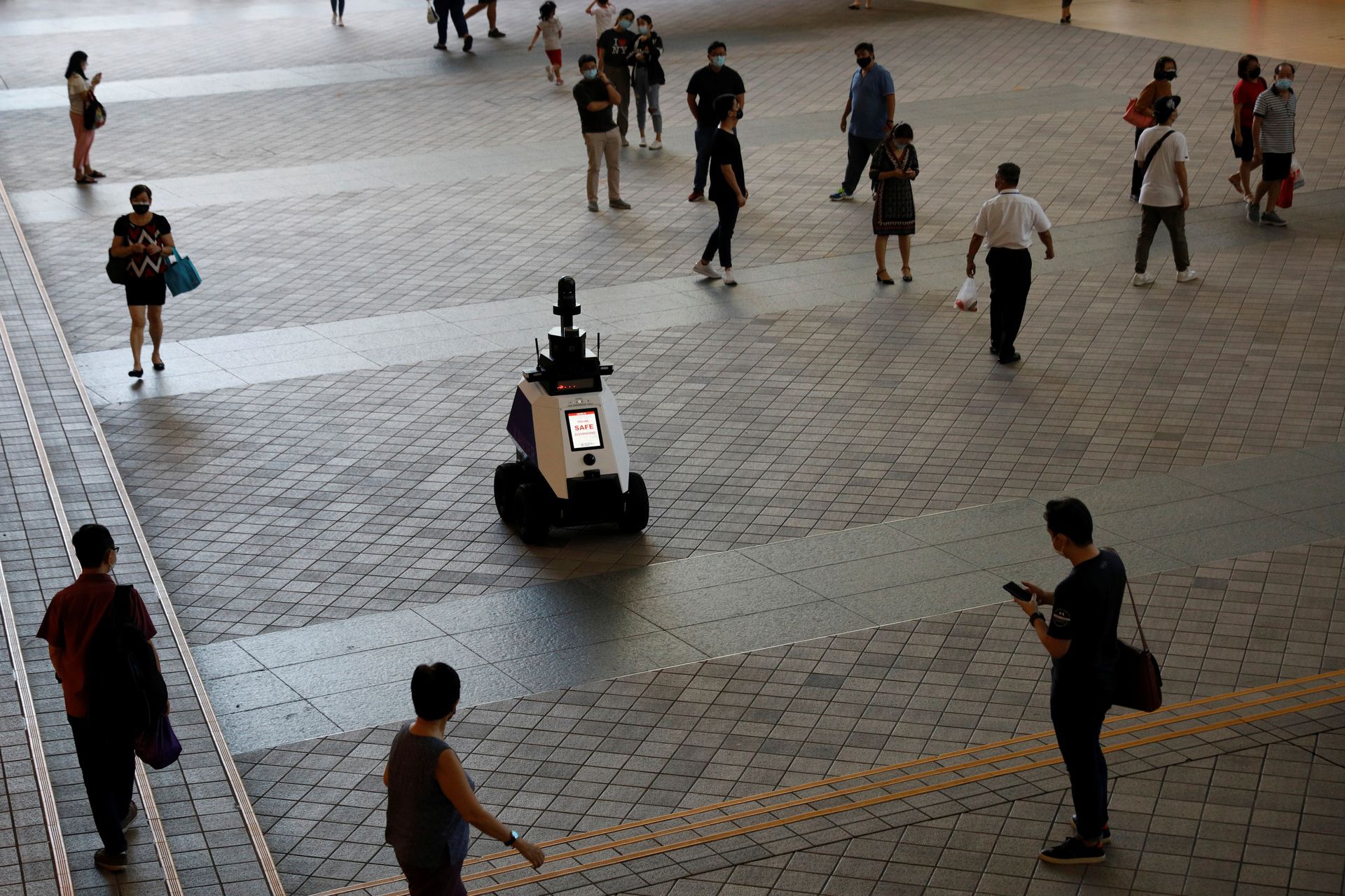 Singapore thử nghiệm robot giám sát hành vi xấu nơi công cộng - Hình 2