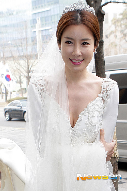 Song Ji Hyo, Đường Yên, Yoo In Na và những mỹ nhân showbiz khổ sở vì bad boy - Hình 2