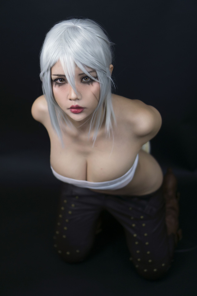 The Witcher: Ngắm cosplay Ciri chân dài gợi cảm và quyến rũ, Tây với Ta bạn thích vẻ đẹp nào hơn? - Hình 6