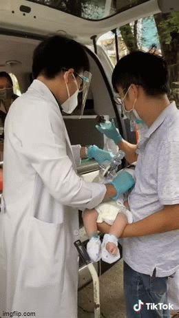 Xúc động khoảnh khắc bé 2 tháng tuổi bệnh nặng bác sĩ trả về, bố mẹ đón em bằng tất cả tình yêu thương bao la - Hình 1