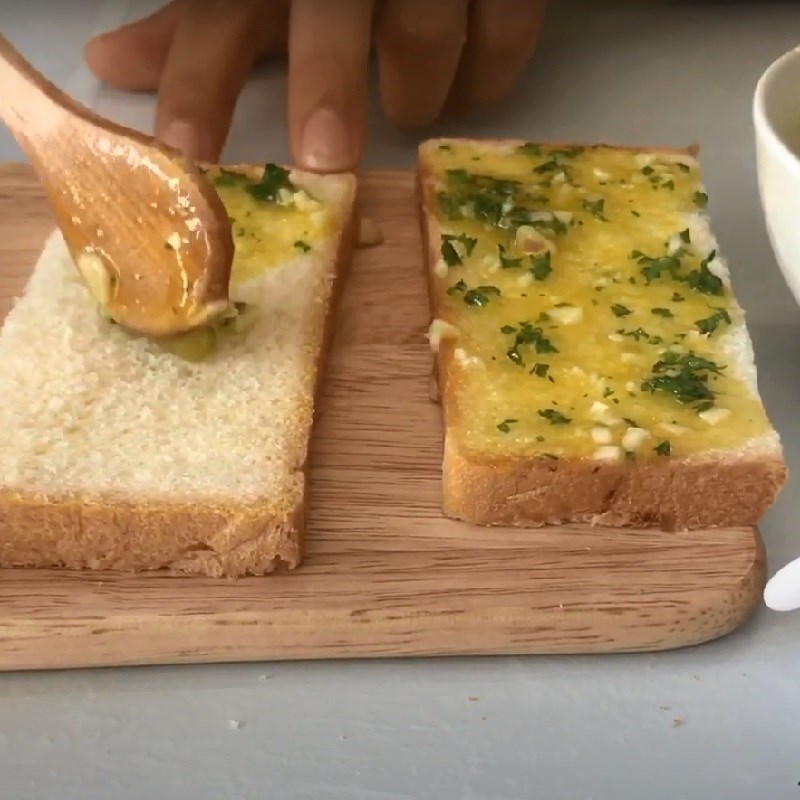 Cách làm bánh mì bơ tỏi bằng chảo nhanh chóng thơm ngon cho bữa sáng - Hình 5