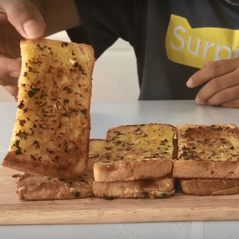 Cách làm bánh mì bơ tỏi bằng chảo nhanh chóng thơm ngon cho bữa sáng - Hình 7