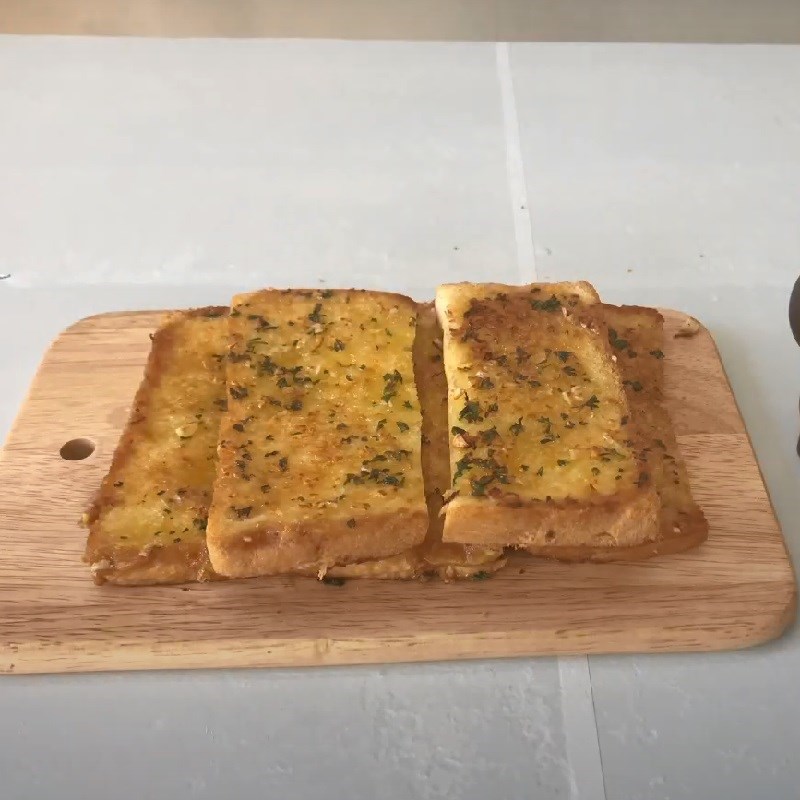 Cách làm bánh mì bơ tỏi bằng chảo nhanh chóng thơm ngon cho bữa sáng - Hình 6
