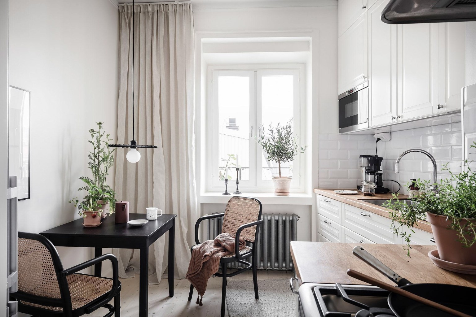 Căn hộ 50m² nhưng tạo cảm giác rộng thênh thang nhờ sử dụng đúng gam màu trang trí - Hình 10