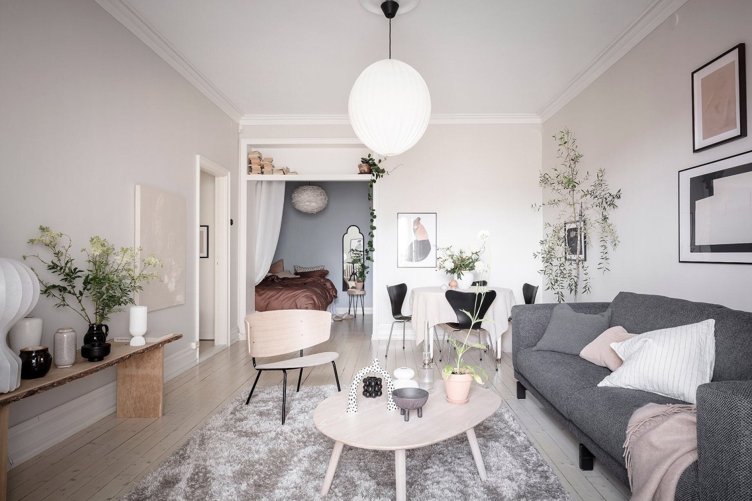 Căn hộ 50m² nhưng tạo cảm giác rộng thênh thang nhờ sử dụng đúng gam màu trang trí - Hình 3