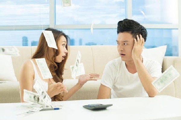 Chồng hào phóng đưa 50 triệu về quê ngoại ăn Tết, đến lúc biết lý do thật là gì vợ lăn ra ngất vì sốc - Hình 1