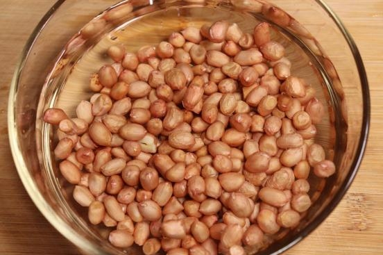 Công đoạn quyết định món lạc rang giòn tan - Hình 1