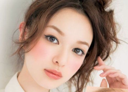 Học cách trang điểm dự tiệc cho những buổi party cuối năm đầy ấn tượng - Hình 2