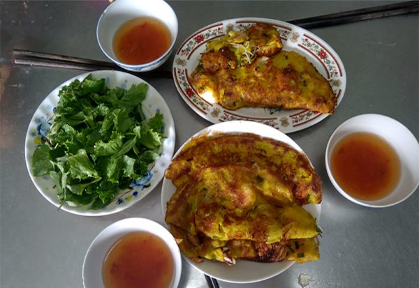 Món bánh xèo tôm mực bằng chảo chống dính - Hình 1