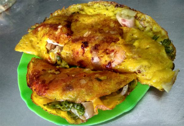 Món bánh xèo tôm mực bằng chảo chống dính - Hình 7
