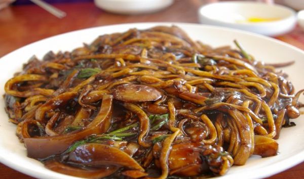 Mỳ trộn tương đen kiểu Hàn độc đáo và hấp dẫn - Hình 1